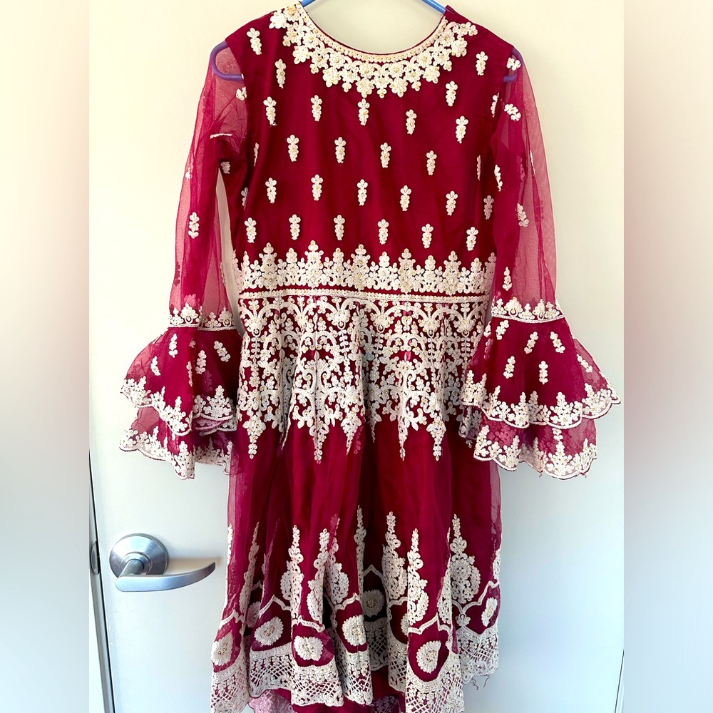 Step into world of bold sophistication with this medium sized,unbranded dress,